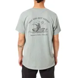 Remera verde con estampa de un pescador en un bote y la frase "See you out there".