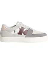 Zapatillas urbanas Calvin Klein Jeans, color gris con detalles en blanco y burdeos. Confeccionadas en cuero y gamuza, con logo "CK" en el lateral y suela cupsole.