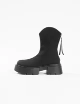 Bota corta negra de cuero vegano con plataforma y taco ancho.