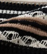 Blusa de punto ligero con cuello redondo, mangas cortas y rayas horizontales en negro, beige y blanco.