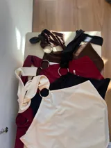 Top negro con diseño halter y argolla metálica en el centro.