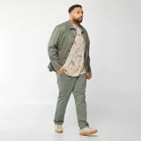 Sobrecamisa verde militar de sarga con cuello clásico, cierre abotonado, manga larga y bolsillos de parche.