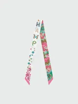 Cinta de seda con estampado floral en varios colores, ideal para llevar en el cabello o como accesorio.