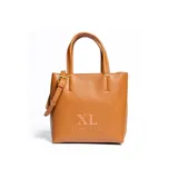 Cartera mediana color habano, de símil cuero, con doble asa corta y correa larga regulable y desmontable. Tiene acceso abierto, dos compartimentos y un bolsillo interno con cierre.