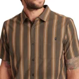 Camisa de manga corta con estampado a rayas verticales color marrón y beige, con bolsillo en el pecho.
