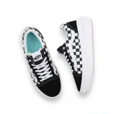 Zapatillas de diseño clásico con patrón a cuadros en negro y blanco, ideal para un look urbano.
