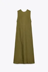 Vestido midi color verde oliva, confeccionado en lino 100%. De corte recto, cuello redondo y sin mangas.