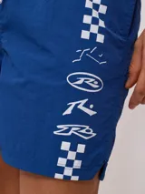 Short de baño negro con estampado de logos de la marca en blanco y una franja lateral con diseño de damero.