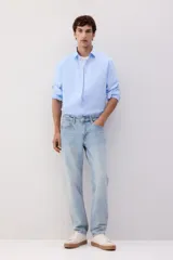 Pantalón de jean celeste de corte recto, con cintura estándar y cinco bolsillos.
