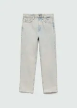 Pantalón de jean celeste claro, de corte recto, tiro medio, cinco bolsillos y bajo deshilachado.