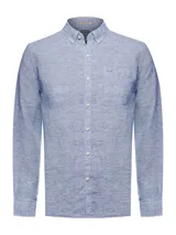Camisa de manga larga para hombre, confeccionada en lino orgánico color azul con textura suave. Tiene cuello abotonado, bolsillo en el pecho con logo bordado y detalles en contraste en el interior.