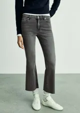 Pantalón de jean gris oscuro de corte flare, tiro medio y diseño crop.