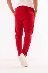 Pantalón de jogging rojo de corte semi slim, con cordón y elástico en la cintura y bolsillos delanteros laterales.