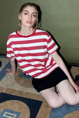 Remera de algodón con rayas horizontales rojas y blancas, cuello redondo y manga corta.