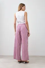 Pantalón de vestir de corte palazzo con rayas verticales fucsia y beige.