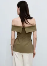Top color verde oliva con escote off-shoulder, corte ajustado y bajo asimétrico con aberturas laterales.
