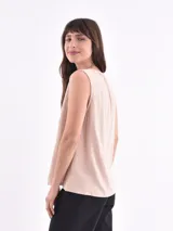 Blusa color verde oliva, sin mangas y con escote en V.