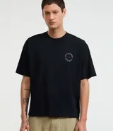 Remera negra de corte boxy, confeccionada en algodón. Presenta cuello redondo y mangas cortas. Estampa frontal y trasera con diseño de ángeles y texto "The Luck".