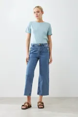 Pantalón jean culotte de tiro alto, color azul medio, con bolsillos delanteros y traseros, y botones metálicos.