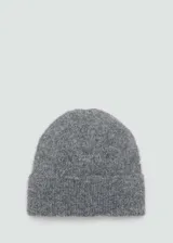 Gorro de lana gris de tejido de punto.
