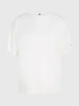 Remera blanca de lino con cuello redondo y mangas cortas.