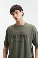 Remera color crema de manga corta con cuello redondo y estampado frontal con la palabra 'Resilience' en tipografía gótica.