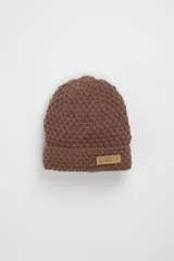 Gorro de lana marrón tejido a mano, con etiqueta de cuero sintético con logo de la marca.