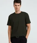 Remera de hombre color verde oscuro, corte slim, cuello redondo y manga corta. El tejido es texturizado y no se arruga.