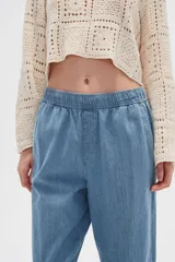 Pantalón de jean celeste, de corte recto y tiro medio, con bolsillos delanteros y traseros.
