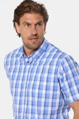 Camisa de hombre de manga corta con estampado a cuadros en tonos celeste y blanco. Confeccionada en algodón.