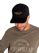 Gorro casual negro de cinco paneles con logo Caterpillar bordado en amarillo. Tiene visera plana y cierre ajustable con broche con el logo de la marca.