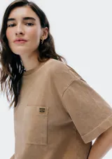 Remera color beige de corte recto, con cuello redondo y bolsillo en el pecho.