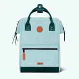 Mochila con sistema MOLLE, compartimento acolchado para tablet o laptop, y tirantes acolchados y antitranspirantes.