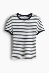 Remera entallada de punto suave a rayas horizontales blancas y azul marino, con ribete fino en cuello y mangas.