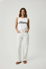 Musculosa blanca de algodón con estampado frontal de la palabra 'Chérie' en letras negras con borde blanco.