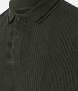 Chomba polo blanca de viscosa texturizada a rayas, corte regular, con cuello y mangas cortas en ribana con detalle contrastante en negro.