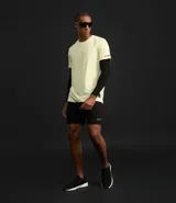 Remera deportiva celeste de poliéster y elastano, con cuello redondo, mangas cortas y tecnología dry fit.