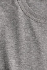 Remera gris de punto suave de algodón y viscosa, con hombros apenas caídos y cuello redondo.