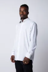 Camisa negra de manga larga con cuello mao y corte clásico.