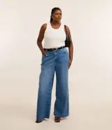 Pantalón wide leg de sarga azul con cintura fija, trabillas, cierre tradicional, ajuste interno, bolsillos y fenda en el bajo.