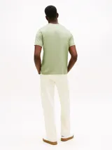 Remera verde claro de algodón con cuello redondo y logo de Tommy Hilfiger bordado en el pecho.