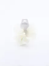 Colero de pelo blanco con volados de organza.