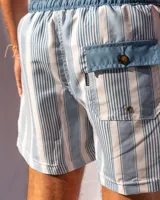 Short de baño celeste y blanco a rayas verticales, con cintura elástica y cordón ajustable.