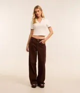 Blusa color blanco con cuello polo y escote en V, de manga corta y corte ajustado.