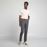 Chomba rosa de piqué de algodón con cuello clásico y tapeta de dos botones.