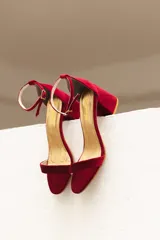 Sandalias de fiesta rojas de terciopelo, con pulsera al tobillo y taco cuadrado.