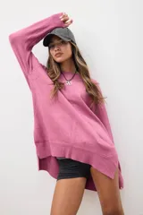 Sweater fucsia de corte holgado, con mangas largas y diseño minimalista.
