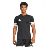 Remera deportiva Adidas Squadra 25 negra con detalles blancos en hombros y mangas, y logo de la marca en el pecho.