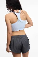 Top deportivo color rosa, con espalda nadadora, copas removibles y largo a la cintura.