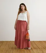 Falda larga color ladrillo con cintura elastizada y cordón ajustable. Presenta volados en el ruedo.
